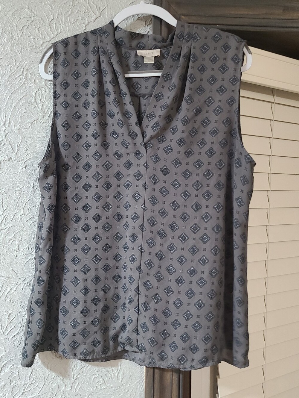 gray geometric-print sleeveless v-neck blouse by LOFT soft pleated V-neck